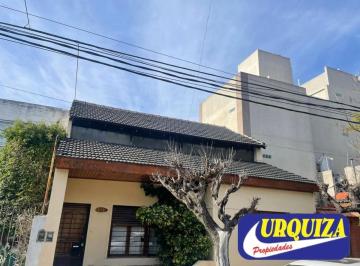 Casa de 4 ambientes, Morón · Casa con 3 Dorm. y Playroom con 216 m² en Venta en Villa Sarmiento