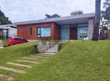 Casa · 253m² · 5 Ambientes · Casa en Venta en Barrio Alamos Pinamar