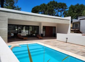 Casa · 160m² · 4 Ambientes · Venta de Costa Esmeralda Deportiva Piscina 3 Dorm