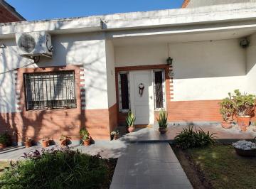 Casa · 110m² · 3 Ambientes · 3 Cocheras · Muy Buena Casa 3 Amb C/cochera y Fondo Libre!