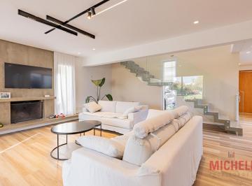 Casa · 212m² · 6 Ambientes · 2 Cocheras · Casa en Barrio Don Carlos II de 4 Dorm. en Venta. Gonnet.