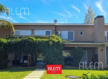Casa · 212m² · 5 Ambientes · 2 Cocheras · Casa de 3 Dorm. en Venta en Quintas del Sol