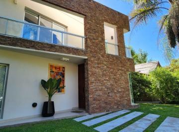 Casa · 141m² · 5 Ambientes · 1 Cochera · Casa en Venta