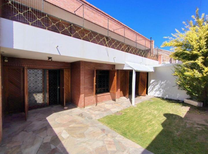 Casa · 350m² · 11 Ambientes · 2 Cocheras