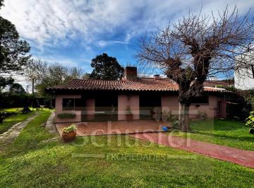 Casa · 130m² · 4 Ambientes · 1 Cochera · Venta Casa en Barrio El Trebol 3 Dorm. Piscina