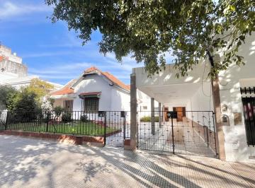 Casa de 10 ambientes, Monte Castro · 2 Casas Lote Propio. m. 620 m² y 331 m² Cubiertos.