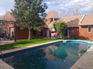 Casa · 209m² · 6 Ambientes · 3 Cocheras · Casa en Esquina en Jardines del Rey - ¡Todo Lo Que Buscás, en un Solo Lugar!