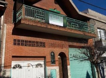 Casa · 200m² · 8 Ambientes · Casa en Venta - 6 Dorm. 5 Baños - Villa Lugano