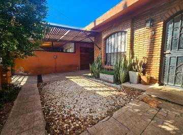 portada · Venta. Casa de Tres Dorm. con Piscina. Fisherton, Rosario