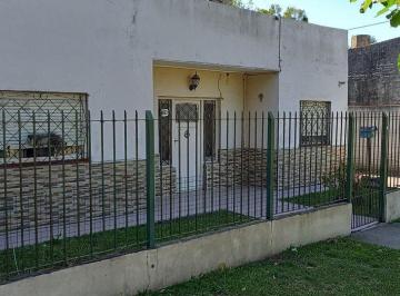 Casa · 70m² · 4 Ambientes · 2 Cocheras · Casa Venta Glew con Patio y Entrada Para Auto