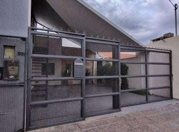 Casa · 248m² · 16 Ambientes · 1 Cochera · Casa 3 Dorm., Loft, Quincho y Local