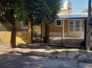 Casa · 98m² · 5 Ambientes · 1 Cochera · Venta Casa Res America C Pileta Escritura