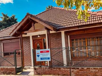 Casa · 300m² · 4 Ambientes · 1 Cochera · Casa en Venta Financiada en Barrio J. Newbwry