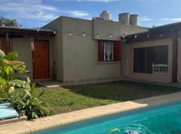 Casa · 160m² · 6 Ambientes · Venta Casa Dos Dorm, Quincho, Pileta B° Chateau