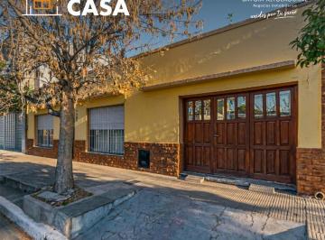 Casa · 372m² · 4 Ambientes · 1 Cochera · Casa en Av T. Edison 1268