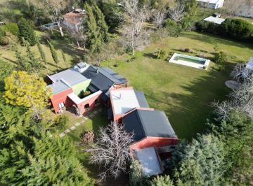 Casa · 174m² · 8 Ambientes · 4 Cocheras · Casa en Arana - 3 Dorm. - Amplio Terreno Parquizado - Pileta