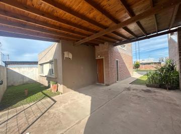 Casa · 120m² · 3 Ambientes · 2 Cocheras · Casa a La Venta 2 Dorm. Pileta y Patio Verde en Fincas de Ibarlucea