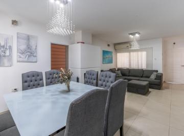 Casa · 330m² · 8 Ambientes · 3 Cocheras · Casa en Venta en Baigorria 4 Dorm. y Piscina