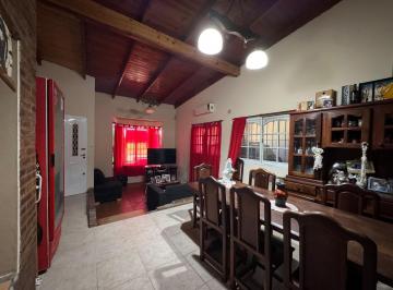 Casa · 200m² · 6 Ambientes · 3 Cocheras · Casa a La Venta 4 Dorm.