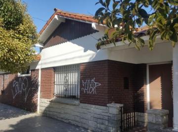 Casa · 1110m² · 3 Ambientes · 1 Cochera · Sobre 4 Lotes Venta Chalet 3 Ambientes con Quincho Piscina y Cancha de Paddle