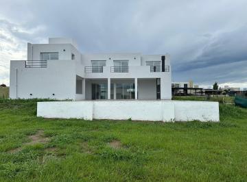 Casa · 175m² · 5 Ambientes · 2 Cocheras · Casa de Categoria en Venta en Country Puerto del Aguila | Lago Los Molinos