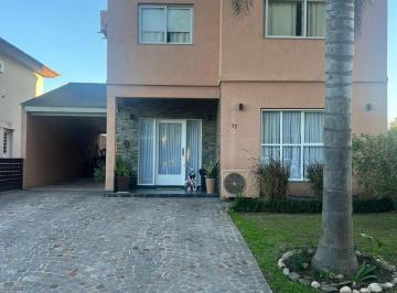 Casa · 151m² · 5 Ambientes · 3 Cocheras · Casa en Venta en Barrio La Araucaria
