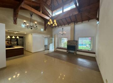 Casa · 216m² · 4 Ambientes · 2 Cocheras · Casa en Venta en San Miguel