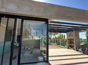 Casa · 105m² · 5 Ambientes · 2 Cocheras · Venta de Casa en Pozo - Barrio Gardens