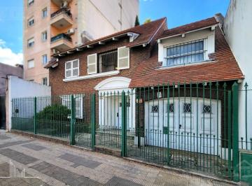 Casa · 290m² · 6 Ambientes · 1 Cochera · Casa en Venta 6 Amb con Jardin y Pileta