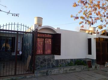 Casa · 94m² · 5 Ambientes · 1 Cochera · Venta de Casa en Dorrego