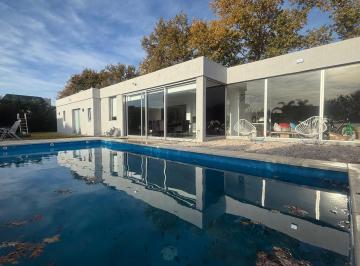 Casa · 200m² · 4 Ambientes · 2 Cocheras · Casa en Alquiler de 3 Dorm. con Pileta