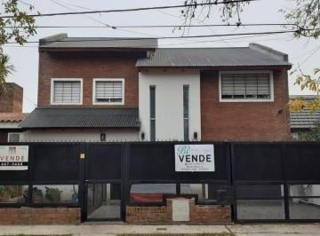 Casa · 211m² · 4 Ambientes · 3 Cocheras · Casa con Garage, Parquizado y Pileta Natación