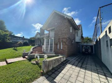 Casa · 230m² · 5 Ambientes · 2 Cocheras · Casa en Villa Elisa con Cancha de Paddel