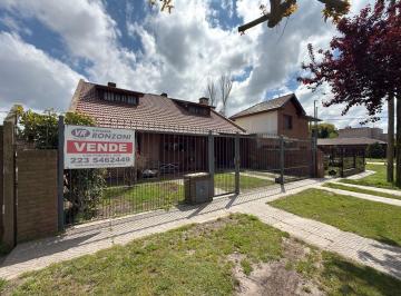 Casa · 165m² · 4 Dormitorios · 2 Cocheras · Venta Chalet (5) Amb. Retasado Apto Credito - Los Pinares