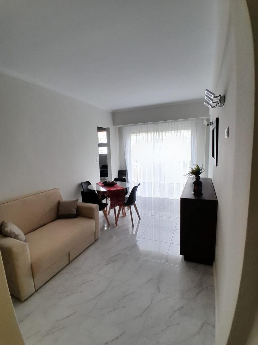 Excelente departamento de un ambiente externo con balcón francés en zona Plaza Colon