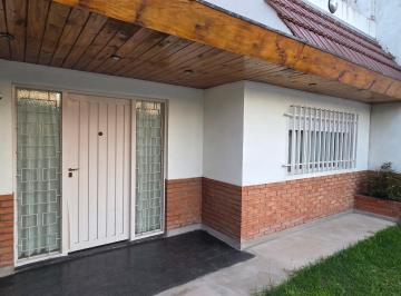 Casa de 3 ambientes, Tres de Febrero · Casa Al Frente con Jardin, Cochera Opcional, 3 Ambientes, Patio y Terraza!