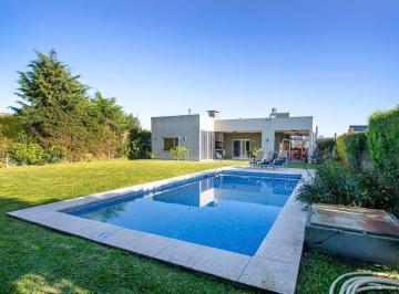 Casa · 151m² · 4 Ambientes · 1 Cochera · Casa en Venta Una Planta con Piscina en Canning