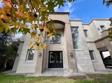 Casa · 281m² · 5 Ambientes · 2 Cocheras · Casa en Venta 5 Ambientes Casco de Álvarez