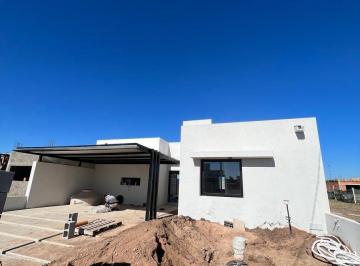 Casa · 360m² · 5 Ambientes · 2 Cocheras · Nobu Town en Venta! Casa 3 Dorm.
