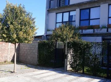 Casa · 84m² · 3 Ambientes · 1 Cochera · Casa en Alquiler en Gonnet