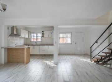 PH · 80m² · 3 Ambientes · 1 Cochera · PH en Venta 3 Ambientes con Detalles de Categoría y Cochera en Burzaco. Apto Crédito