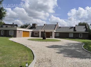 Casa · 365m² · 6 Ambientes · 2 Cocheras · Casa Alquiler Ituzaingo 4 Ambientes Jardín Parquizado Pileta
