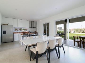 Casa · 176m² · 5 Ambientes · 4 Cocheras · Alquiler Casa Santa Lucia Pilar del Este 5 Amb
