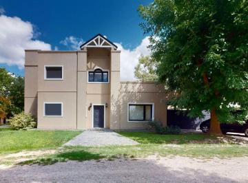 Casa · 176m² · 5 Ambientes · 2 Cocheras · Casa - City Bell