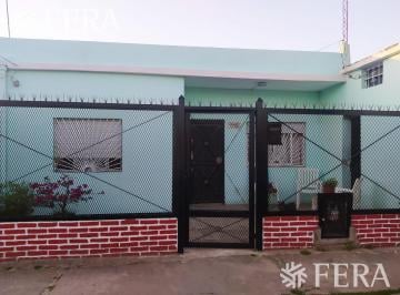 Casa · 75m² · 3 Ambientes · 1 Cochera · Venta Casa de 3 Amb con Cochera y Fondo Libre en Florencio Varela