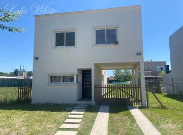 Casa · 300m² · 4 Ambientes · 1 Cochera · Casa en Venta en Laguna Azul Apto Crédito