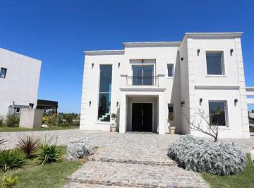 Casa · 170m² · 5 Ambientes · 2 Cocheras · Casa en Venta en Cruz del Sur