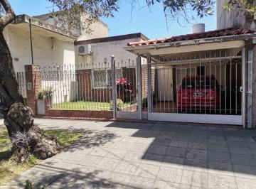 PH de 4 ambientes, Tres de Febrero · Casa Al Fte con Jardín, Cochera, 4 Amb, Cocina, Baño y Amplio Patio Descubierto