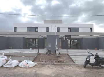 Casa · 180m² · 4 Ambientes · 3 Cocheras · Casa a Estrenar en Venta