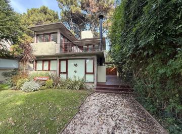 Casa de 4 ambientes, Mar Azul · Casa Buen Vida, Moderna y Equipada en Entorno Arbolado a 450 m del Mar